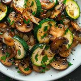 Zucchini mit Pilzen gebraten, low carb und frisch