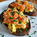 Nordische Tartine mit fluffigen Eiern und Räucherlachs