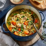 Hühnersuppe mit Orzo, traditionell und köstlich