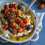 Gebackene Kirschtomaten mit Honig auf cremigem Feta