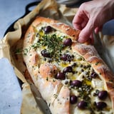 Olivenbrot mit Käse, Kapern und Thymian